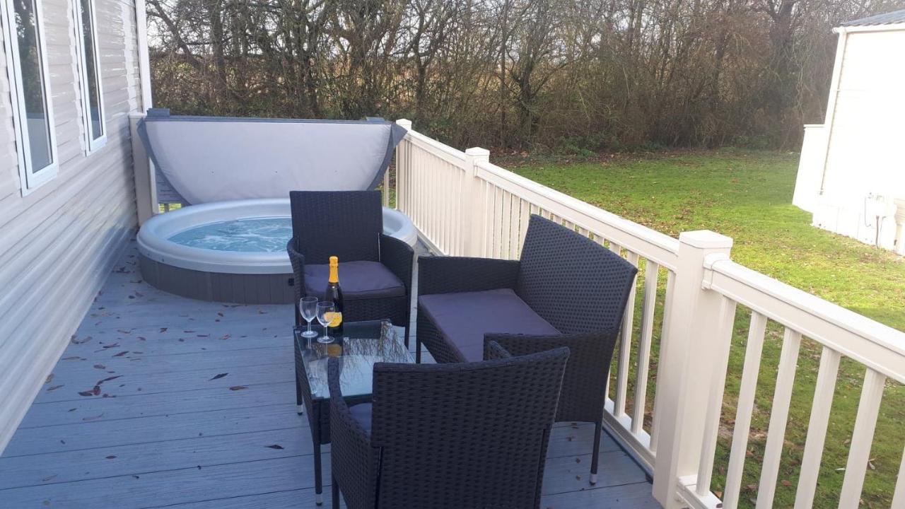 Ksr Hot Tub Holiday Home At Tattershall Lakes 외부 사진